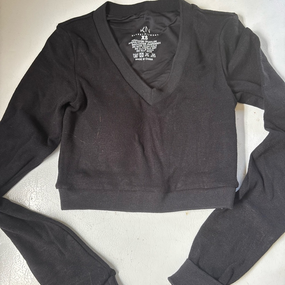 Klassy Network Gray Cropped V-Neck Long Sleeve Sweatshirt